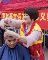 百寿宴，年轻人用自己的方式参与村里的敬老大事。
